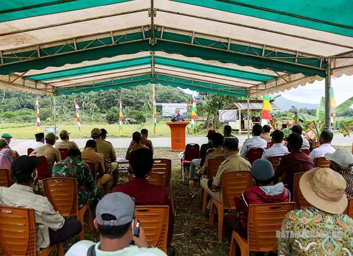 Masyarakat Desa Bukit Padi khususnya para petani antusias mendengarkan sambutan Pjs Bupati Kepulauan Anambas